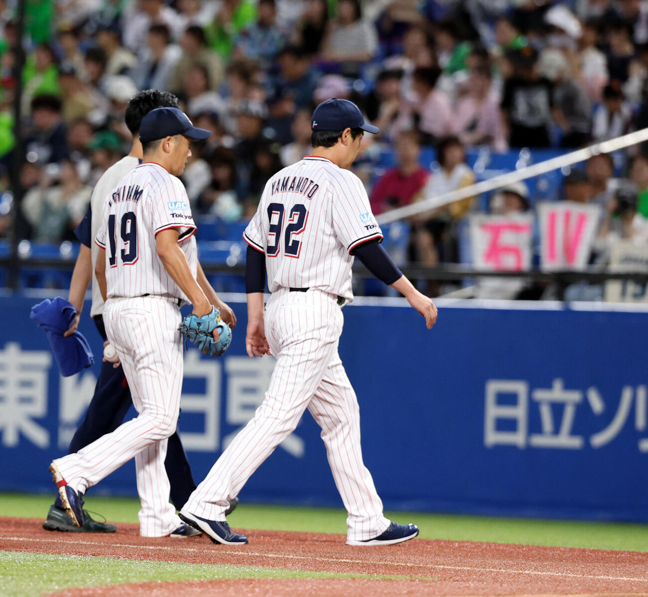 ヤクルト対巨人　1回表巨人1死一塁、泉口友汰に二塁打を許した場面で、肩を気にしてベンチに下がる石川雅規はそのまま降板となる（撮影・浅見桂子）