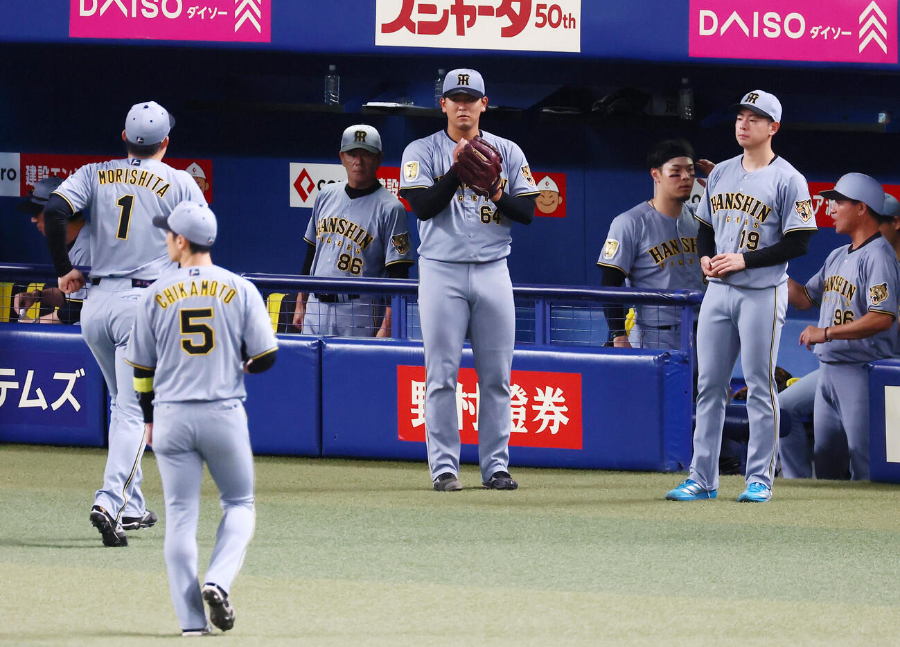 中日対阪神　6回裏を終えベンチ前でナインを迎える阪神3番手で登板の岡留英貴（撮影・加藤哉）