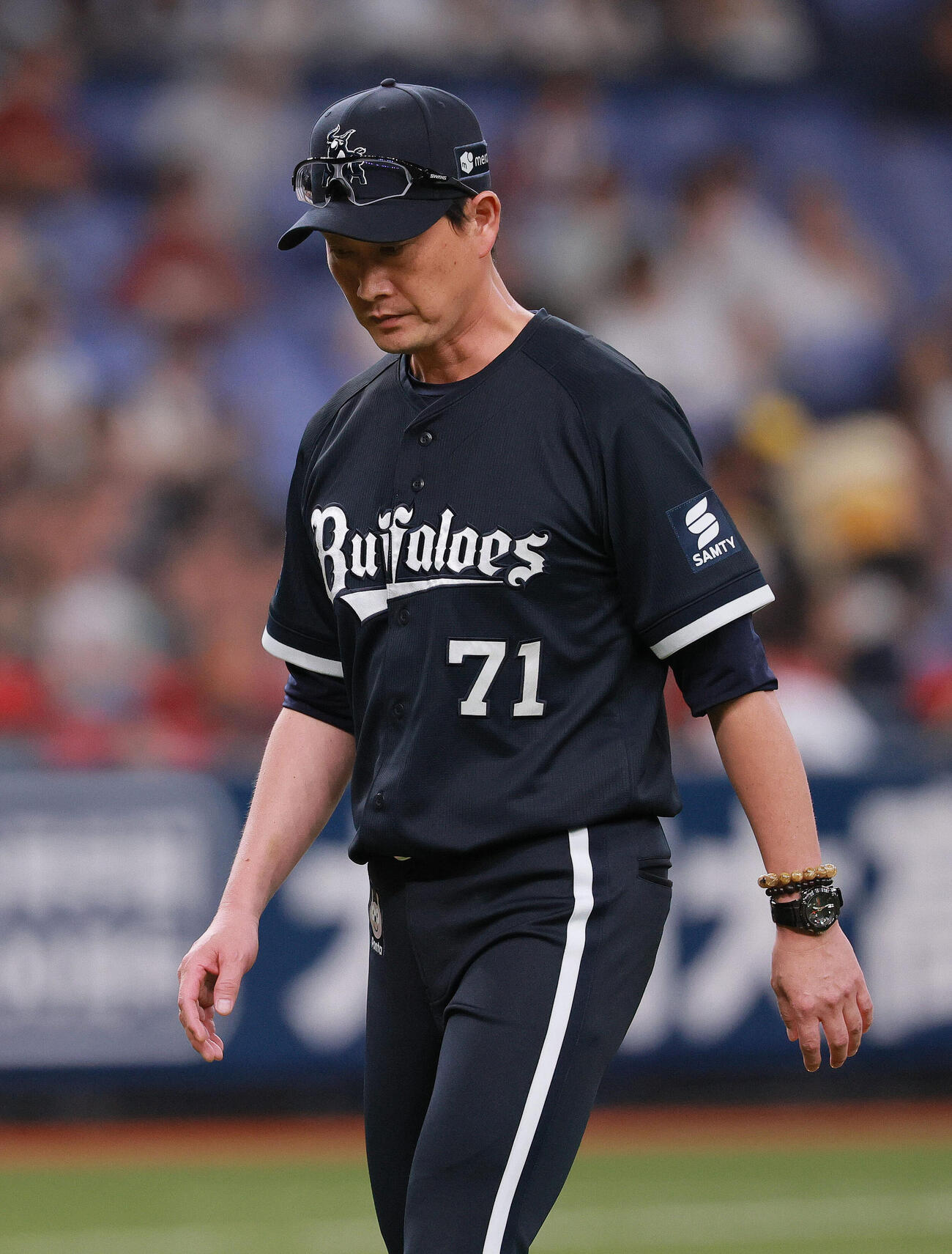 オリックス対楽天　3回表楽天2死二、三塁、先発ショーン・ジェリーを交代させベンチに戻る岸田護監督（撮影・上山淳一）