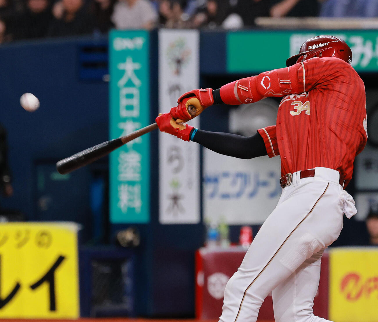 オリックス対楽天　4回裏を投げ終え、ベンチへ引きあげる前田健太（右）と太田光（撮影・上山淳一）