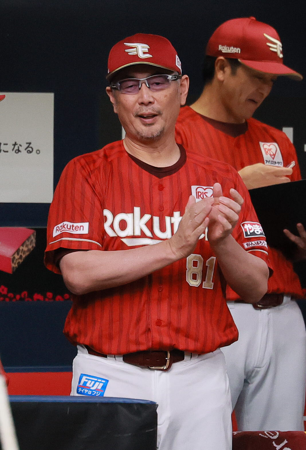オリックス対楽天　3回表楽天2死一、三塁、カーソン・マッカスカーの適時二塁打で追加点が入り笑顔を見せる吉井理人監督（撮影・上山淳一）