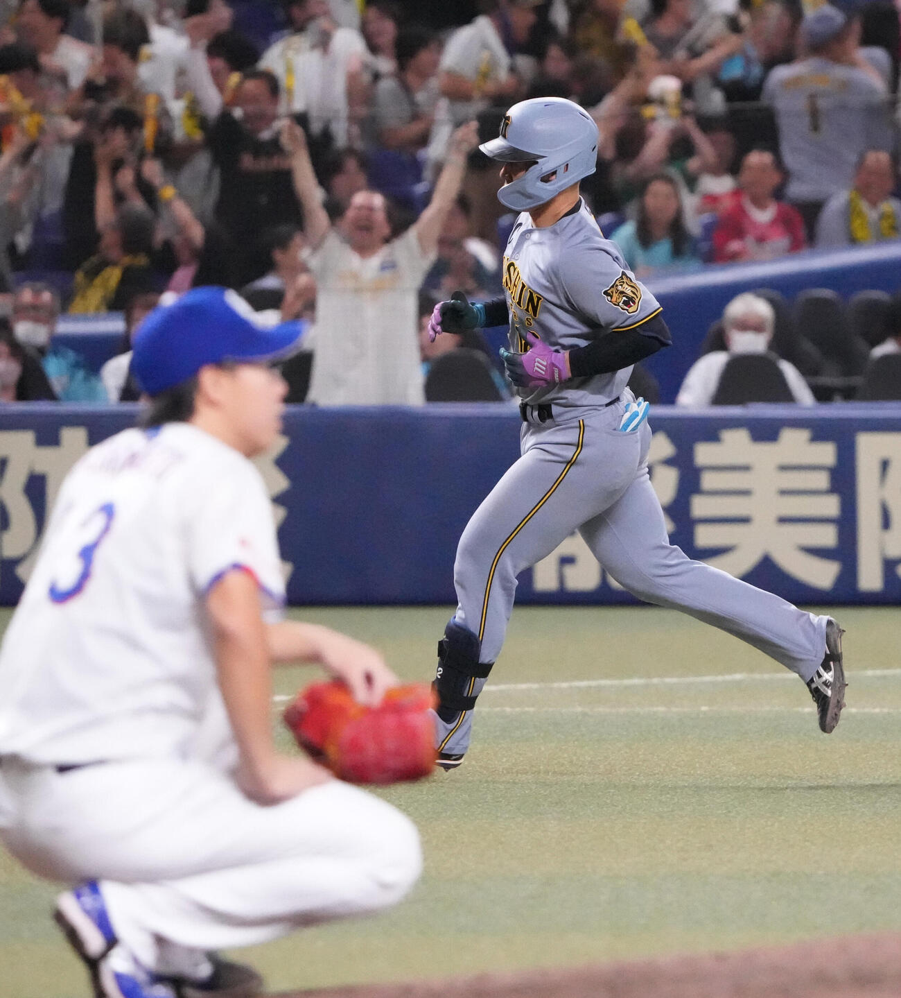 中日対阪神　8回表阪神1死一塁、坂本誠志郎（右）は2点本塁打を放ちダイヤモンドを回る（撮影・森本幸一）