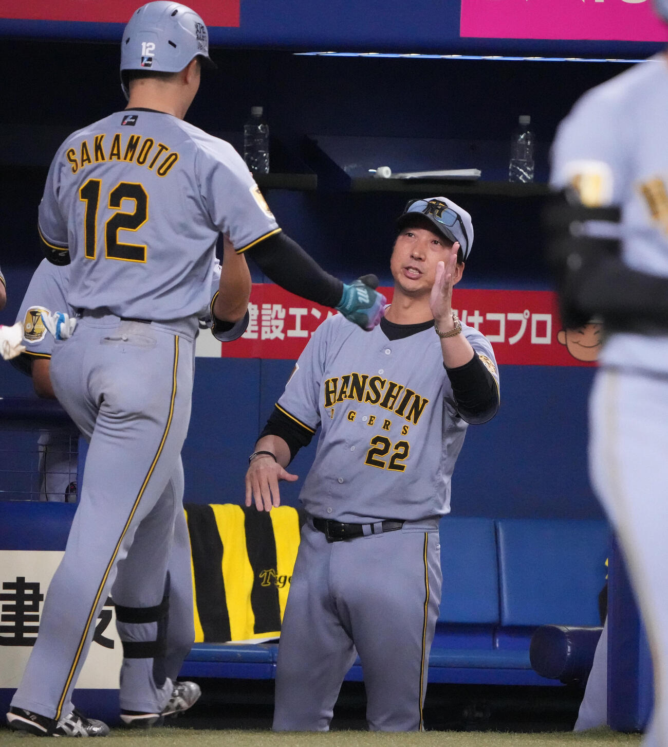 中日対阪神　8回表阪神1死一塁、藤川球児監督（右）は2点本塁打を放った坂本誠志郎を迎える（撮影・森本幸一）