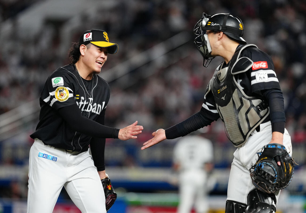 ロッテ対ソフトバンク　6回裏を終え、山本祐大（右）とタッチを交わすソフトバンク上茶谷大河（撮影・鈴木みどり）