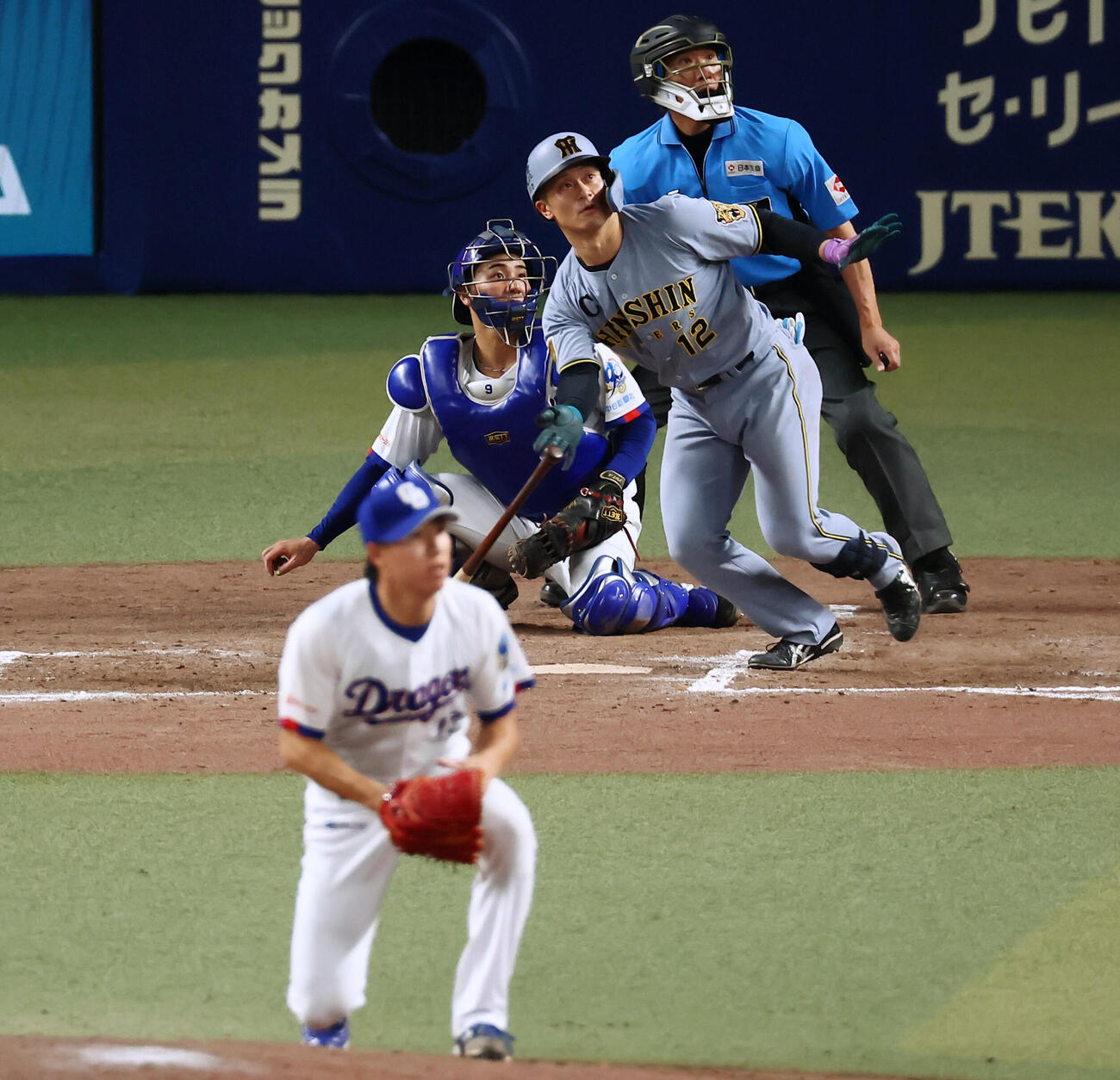 中日対阪神　8回表阪神1死一塁、坂本誠志郎は左越え逆転2点本塁打を放つ。投手橋本侑樹（撮影・加藤哉）