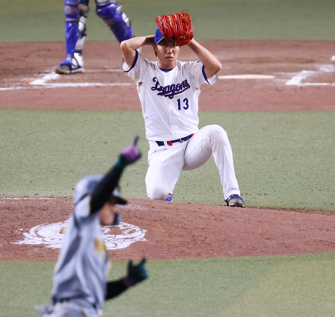 中日対阪神　8回表阪神1死一塁、橋本侑樹は坂本誠志郎に左越え逆転2点本塁打を浴びる（撮影・加藤哉）