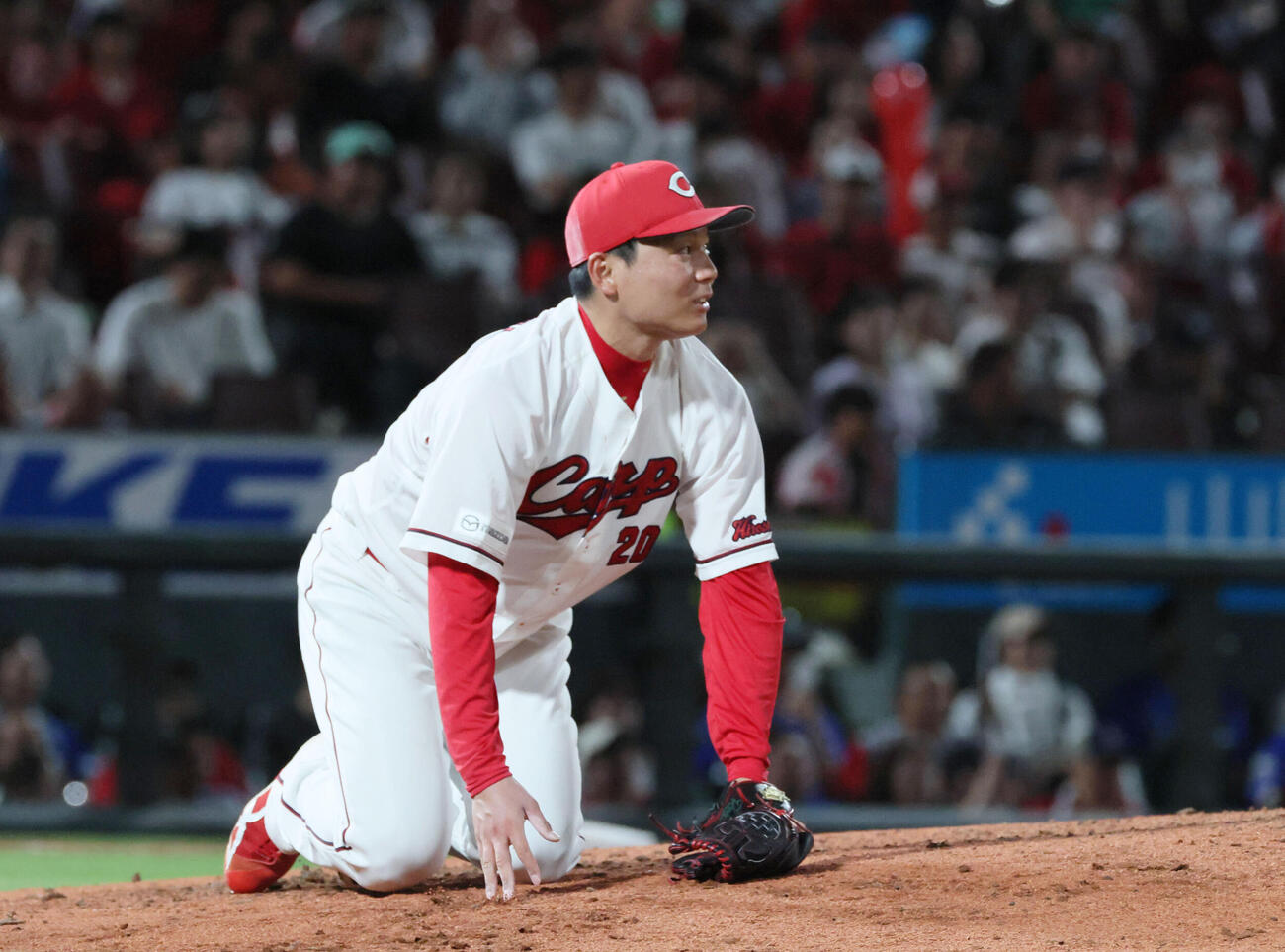 広島対DeNA 7回表DeNA1死、林琢真に中前打を浴びた栗林良吏（撮影・加藤孝規）
