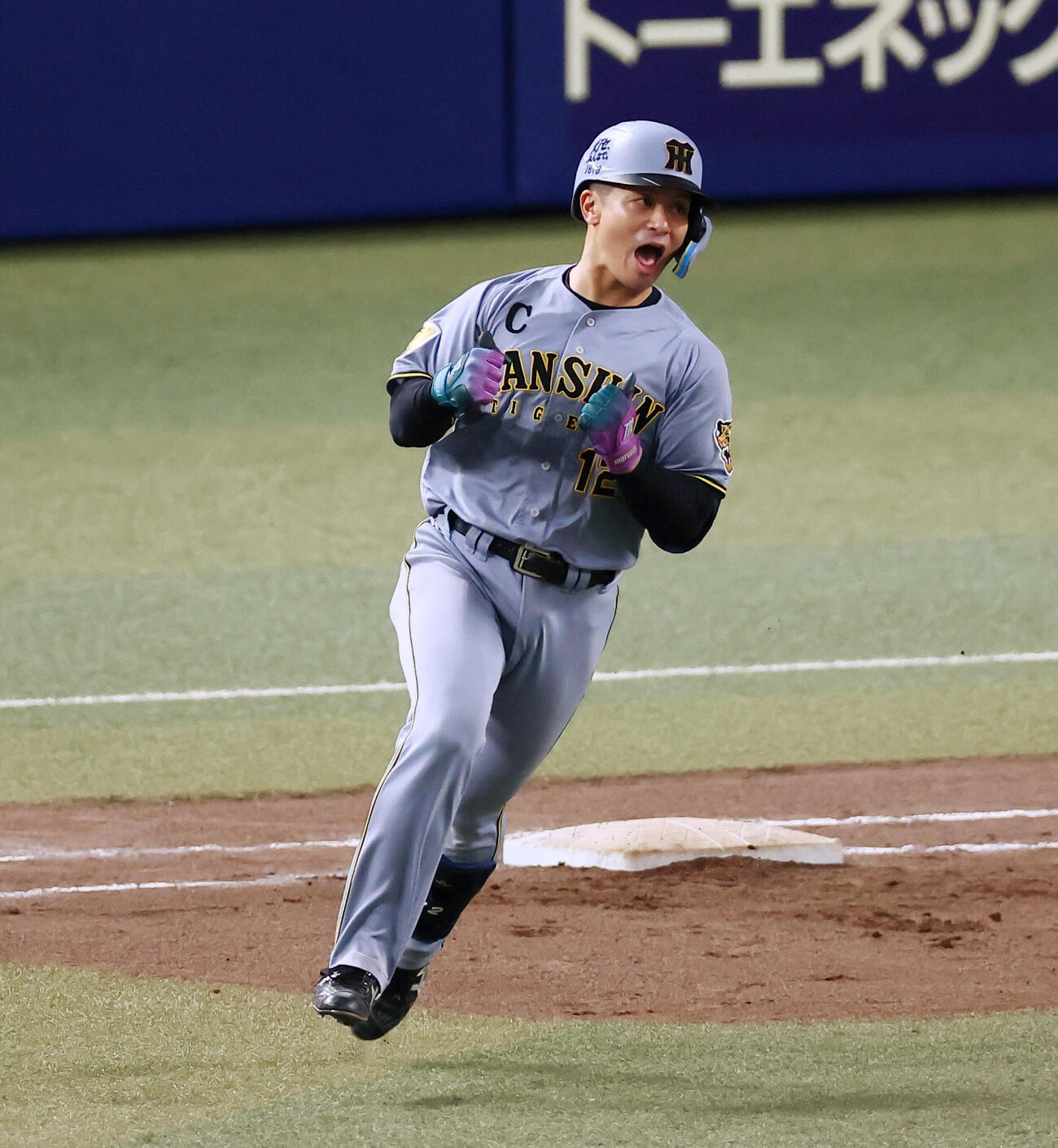 中日対阪神　8回表阪神1死一塁、坂本誠志郎は左越え逆転2点本塁打を放ちガッツポーズを見せてダイヤモンドを駆ける（撮影・加藤哉）