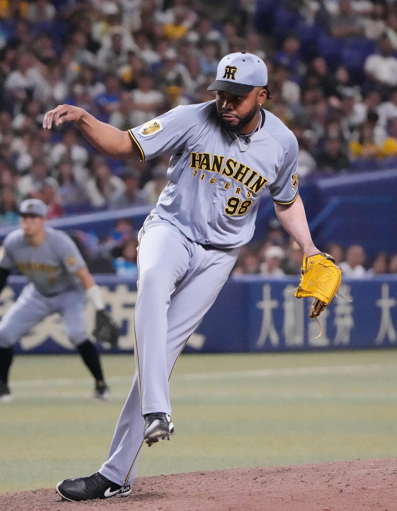 中日対阪神　8回裏、阪神5番手で登板するラファエル・ドリス（撮影・森本幸一）