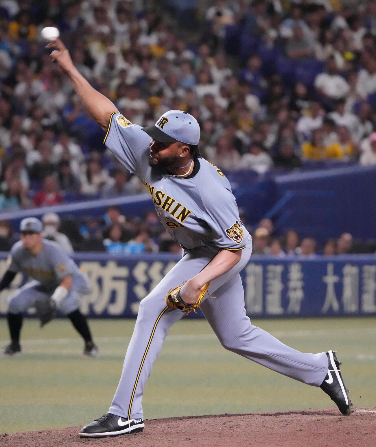 中日対阪神　8回裏、阪神5番手で登板するラファエル・ドリス（撮影・森本幸一）