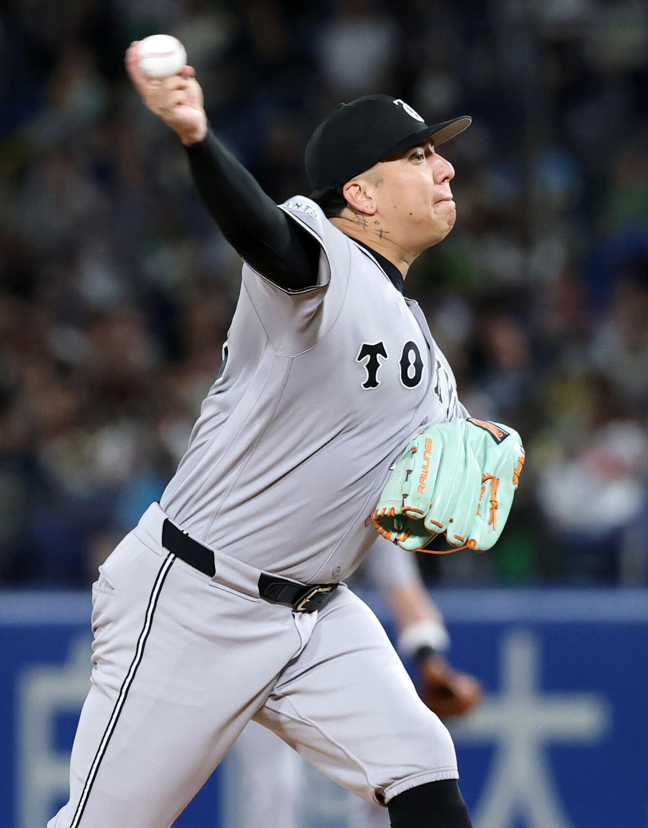 ヤクルト対巨人　力投する巨人先発のブライアン・マタ（撮影・浅見桂子）