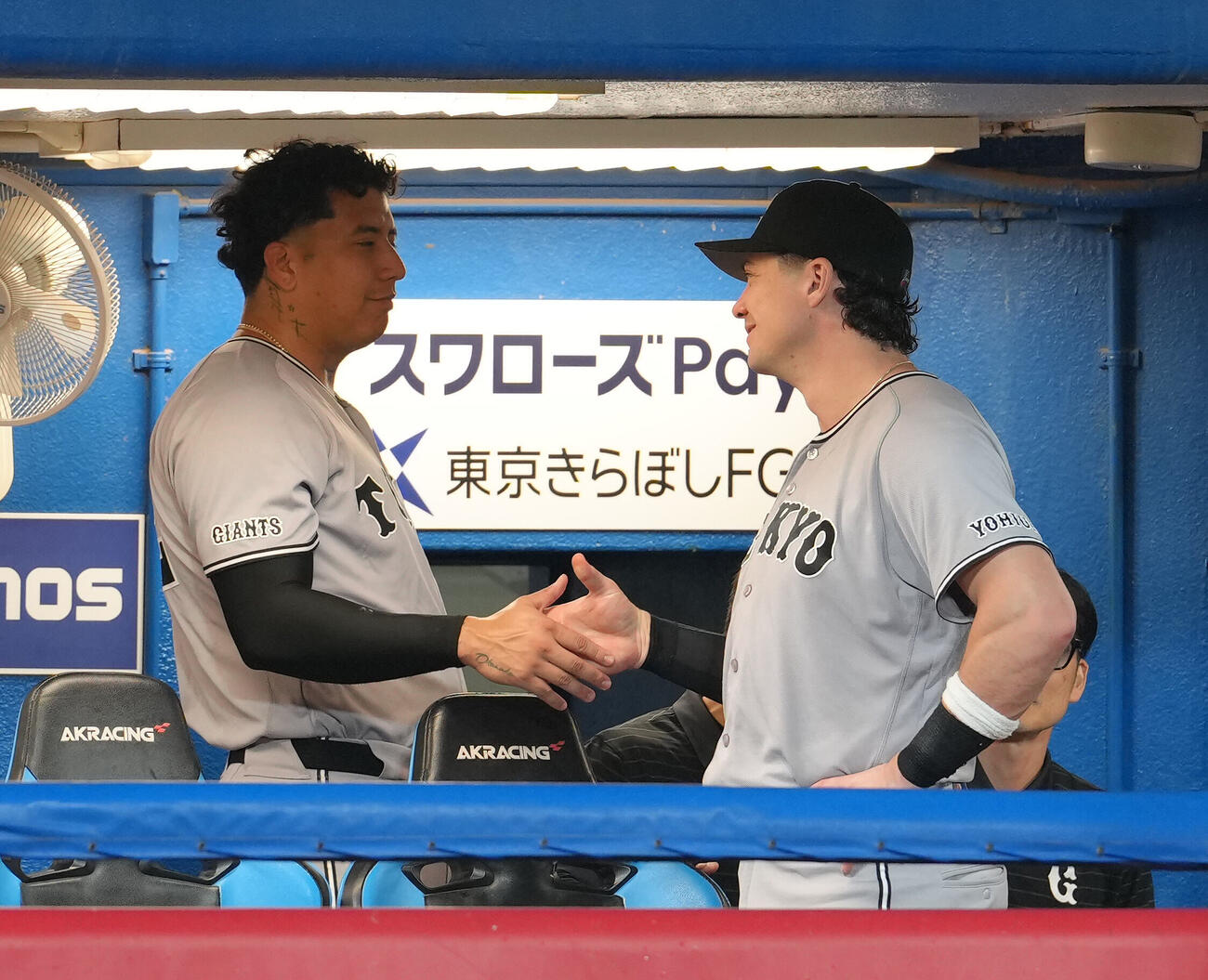 ヤクルト対巨人　7回途中、マウンドを降りた巨人ブライアン・マタ（左）はボビー・ダルベックとタッチを交わす（撮影・足立雅史）