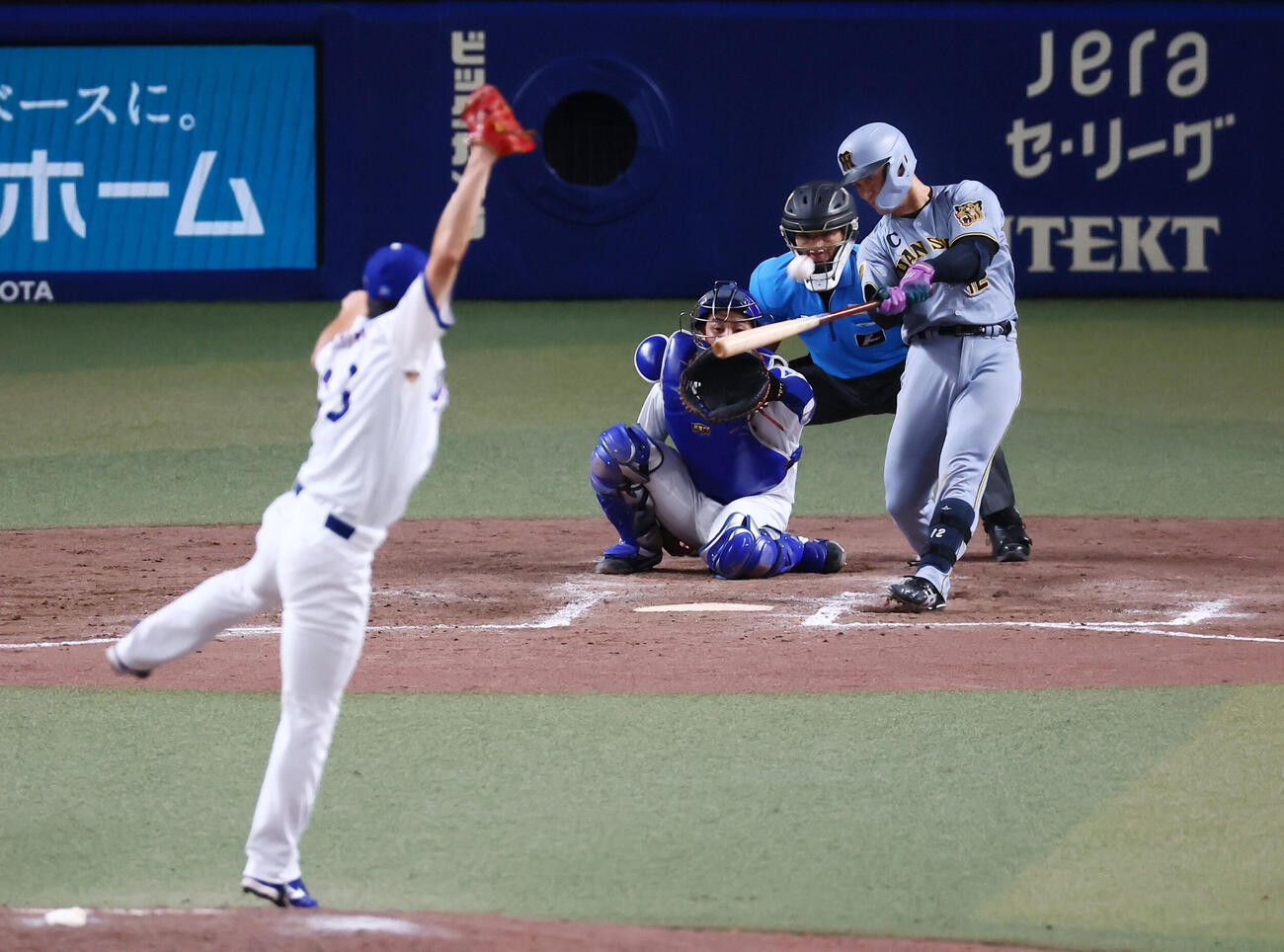 中日対阪神　8回表阪神1死一塁、坂本誠志郎は左越え逆転2点本塁打を放つ。投手橋本侑樹（撮影・加藤哉）