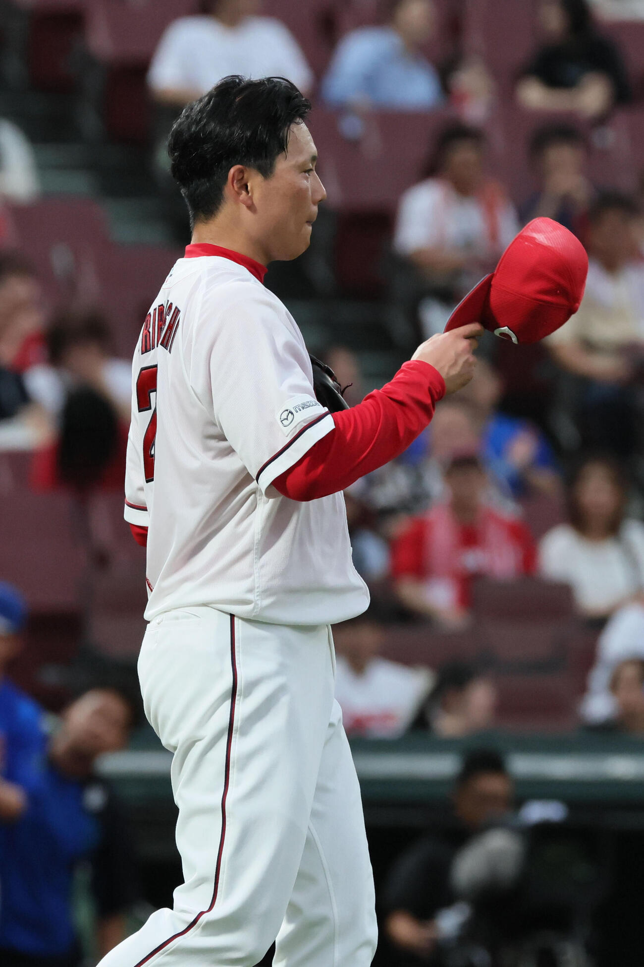 広島対DeNA 1回表DeNA2死二、三塁、宮崎敏郎に先制左2点適時打を浴びた栗林良吏（撮影・加藤孝規）