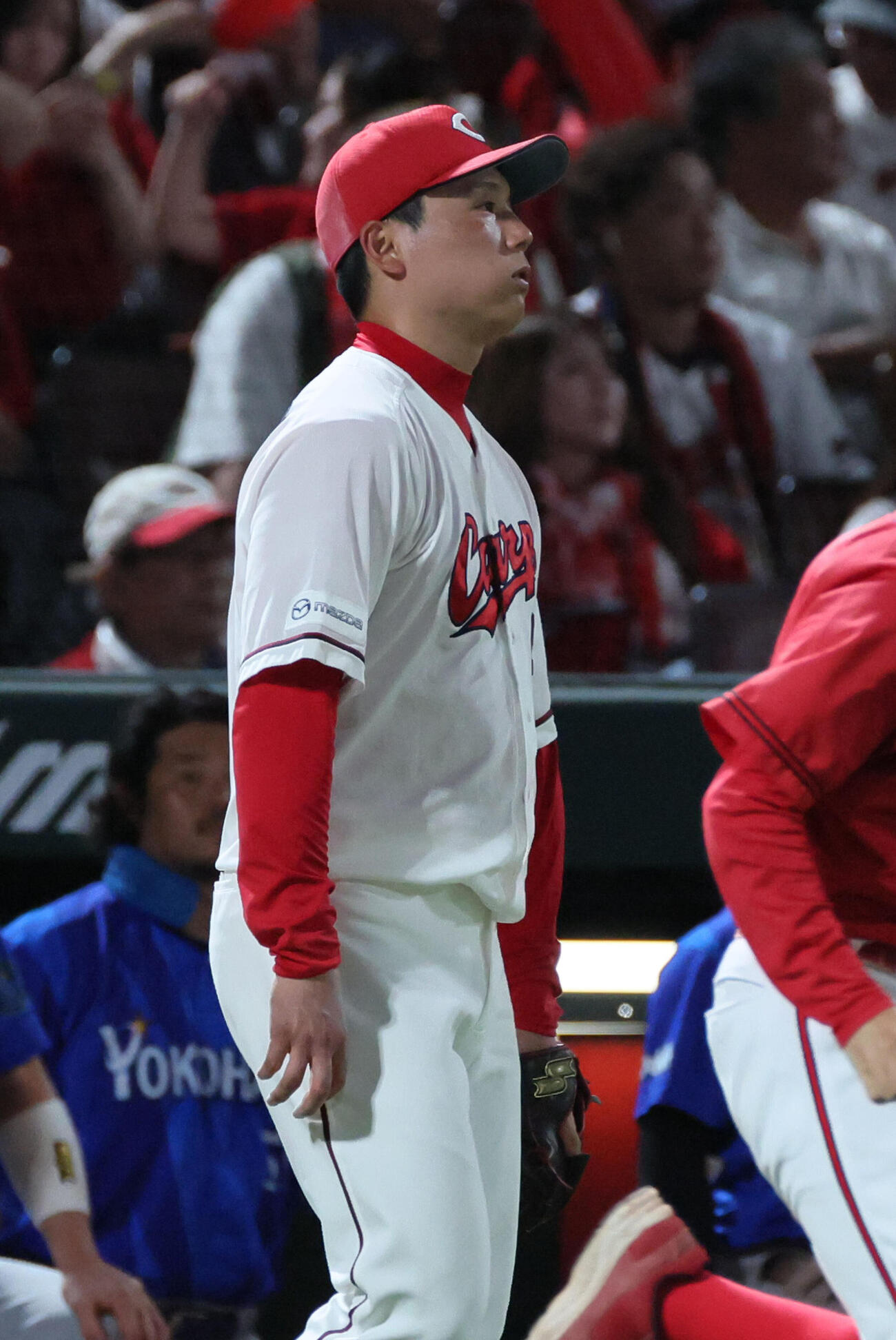 広島対DeNA 7回表DeNA2死一、二塁、牧秀悟に2点適時二塁打を浴びた栗林良吏（撮影・加藤孝規）