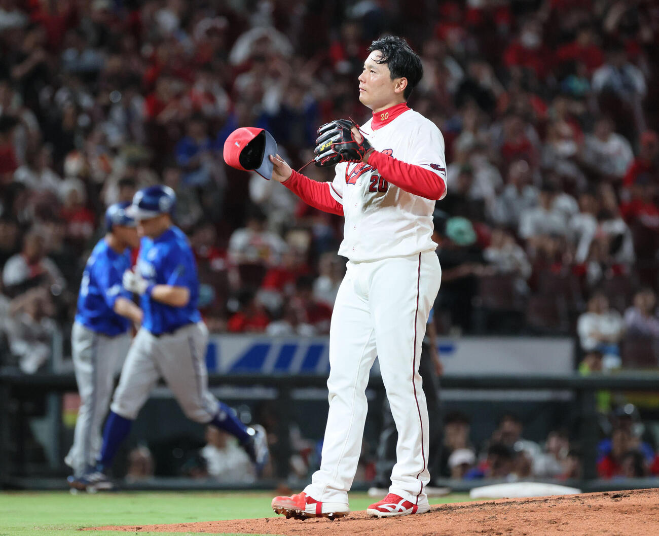 広島対DeNA 6回表DeNA無死、筒香嘉智に右越え本塁打を浴びた栗林良吏（撮影・加藤孝規）
