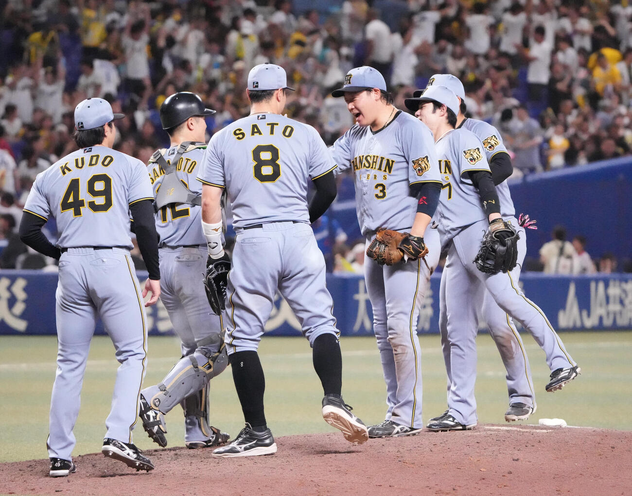 中日対阪神　試合終了、勝利に喜ぶ阪神ナイン（撮影・森本幸一）