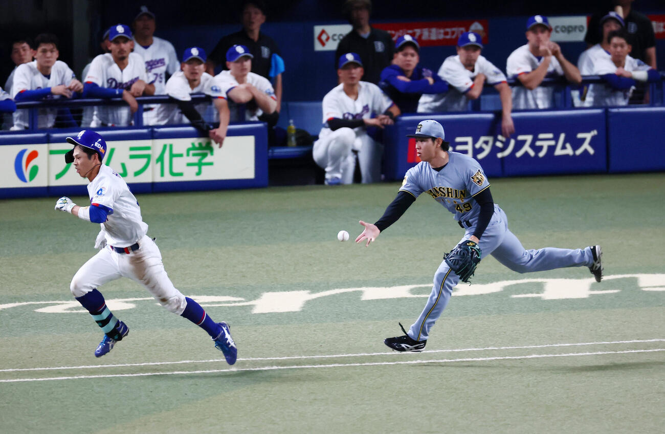 中日対阪神　9回裏中日2死一、二塁、工藤泰成は樋口正修の投ゴロを一塁へトスする（撮影・加藤哉）