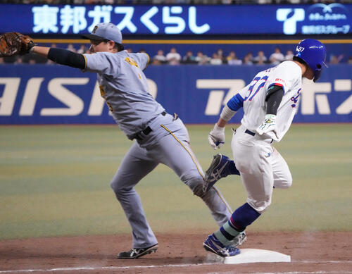 中日対阪神　9回裏中日2死一、二塁、樋口正修（右）は投ゴロに倒れる。ベースカバーは大山悠輔（撮影・森本幸一）