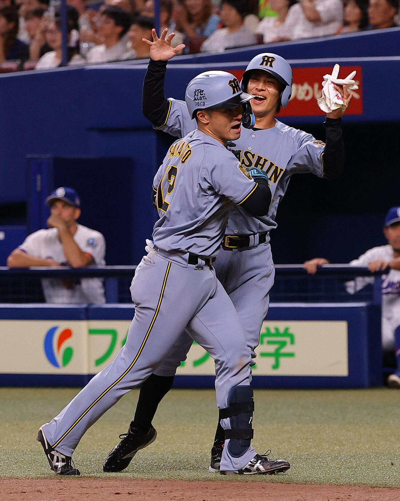 中日対阪神　8回表阪神1死一塁、坂本誠志郎（左）は逆転2点本塁打を放ち植田海とハイタッチをする（撮影・上田博志）