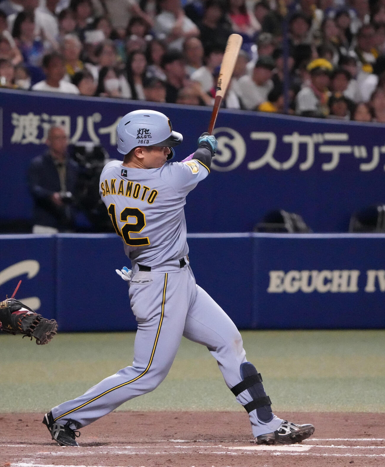 中日対阪神　8回表阪神1死一塁、2点本塁打を放つ坂本誠志郎（撮影・森本幸一）