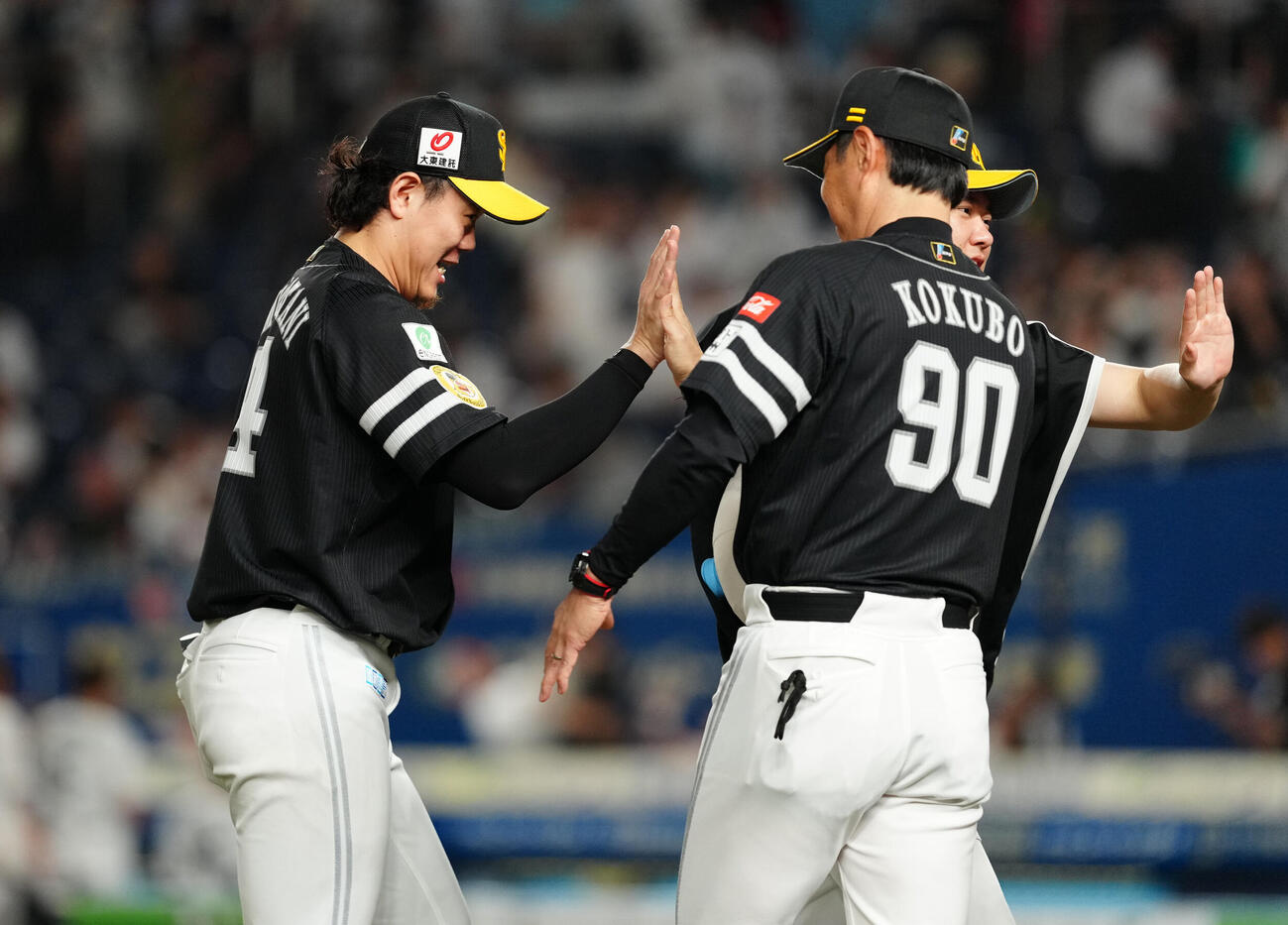 ロッテ対ソフトバンク　ロッテに勝利し小久保裕紀（右手前）とタッチを交わすソフトバンク上茶谷大河（撮影・鈴木みどり）