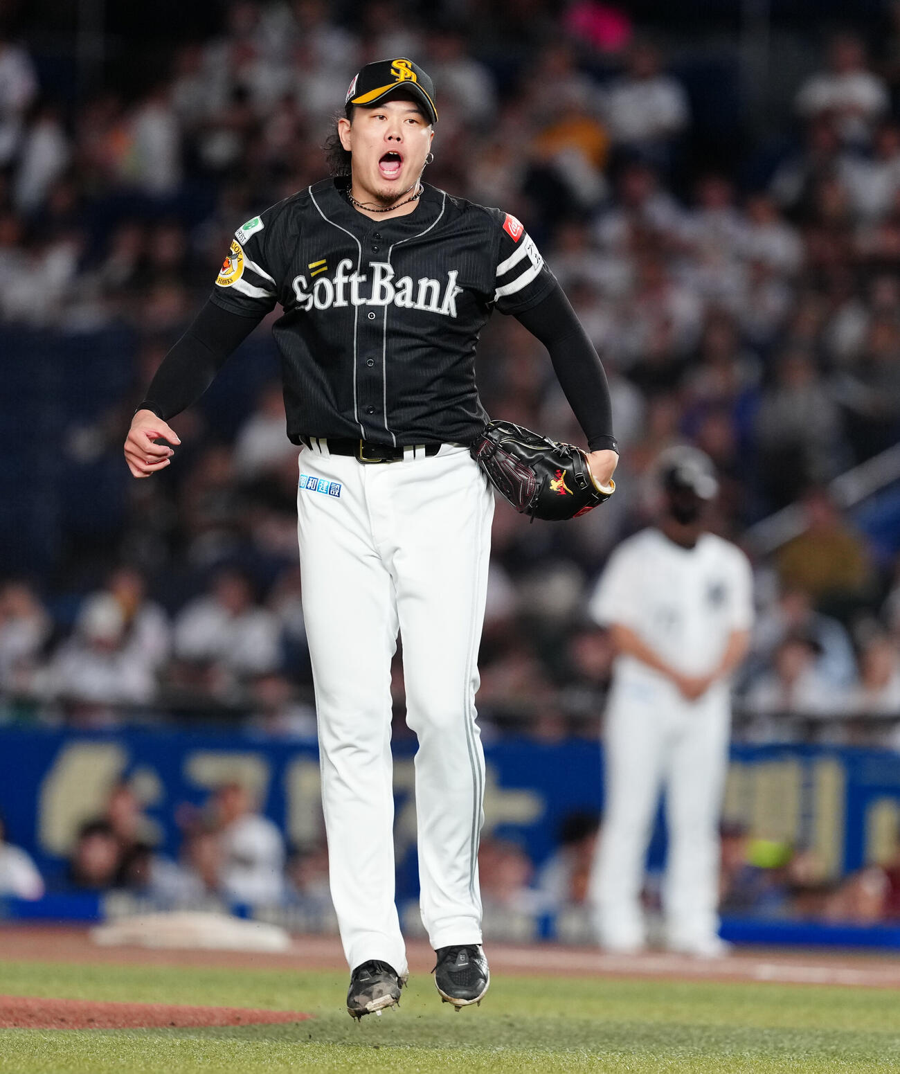 ロッテ対ソフトバンク　6回裏ロッテ2死、安田尚憲を空振り三振に仕留めほえる上茶谷大河（撮影・鈴木みどり）