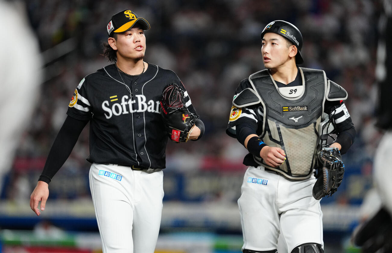 ロッテ対ソフトバンク　3回裏を終え、山本祐大（右）と話ながらベンチへ戻るソフトバンク上茶谷大河（撮影・鈴木みどり）