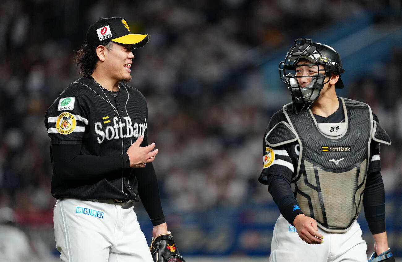 ロッテ対ソフトバンク　6回裏を終え、山本祐大（右）と笑顔で話すソフトバンク上茶谷大河（撮影・鈴木みどり）