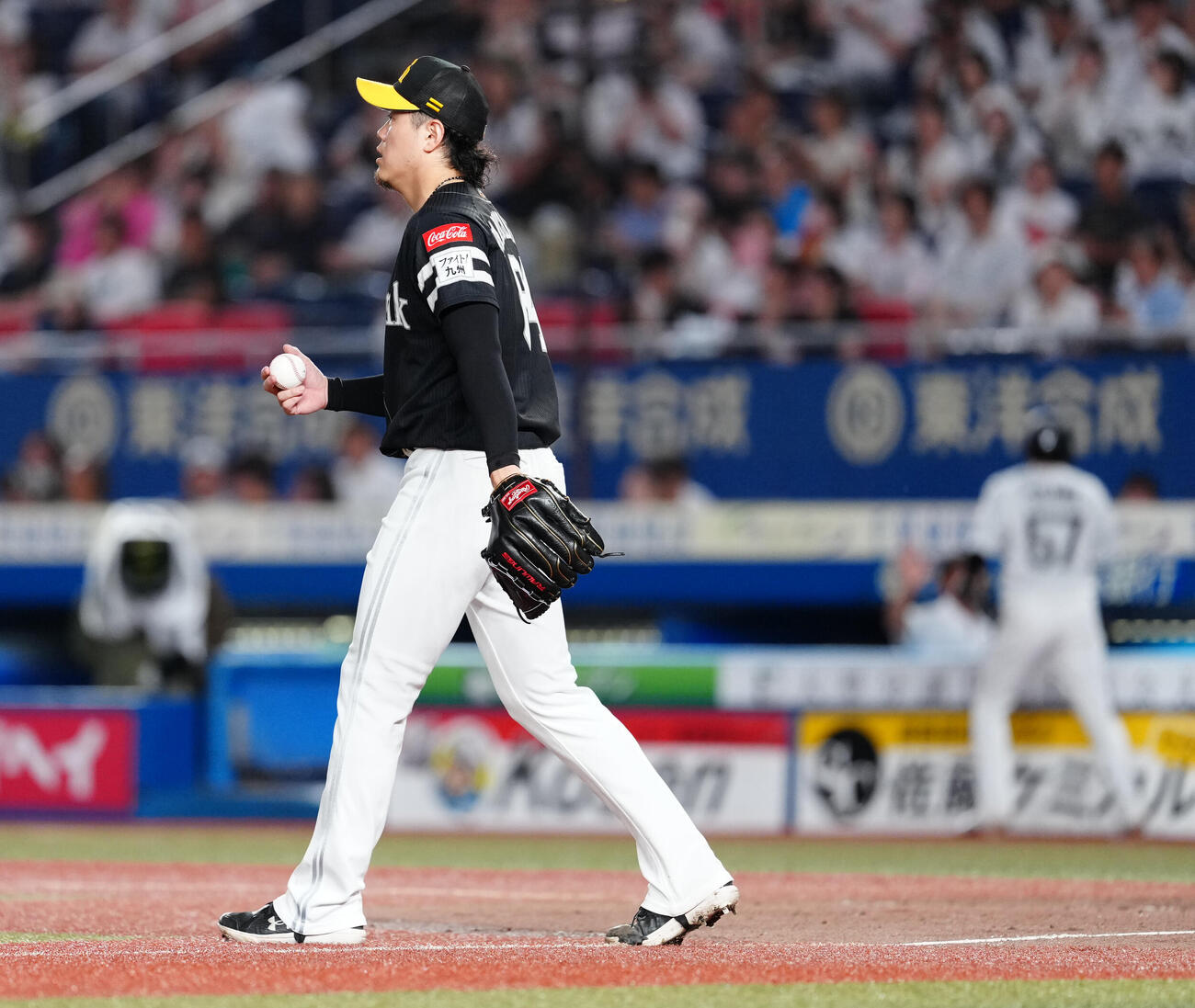ロッテ対ソフトバンク　2回裏ロッテ1死一塁、安田尚憲に適時二塁打を浴び、浮かない表情の上茶谷大河（撮影・鈴木みどり）