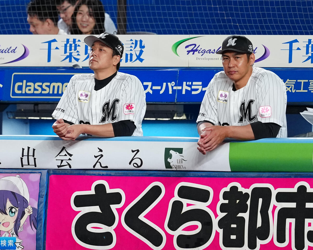 ロッテ対ソフトバンク　ベンチで浮かない表情のロッテ・サブロー監督（左）（撮影・鈴木みどり）