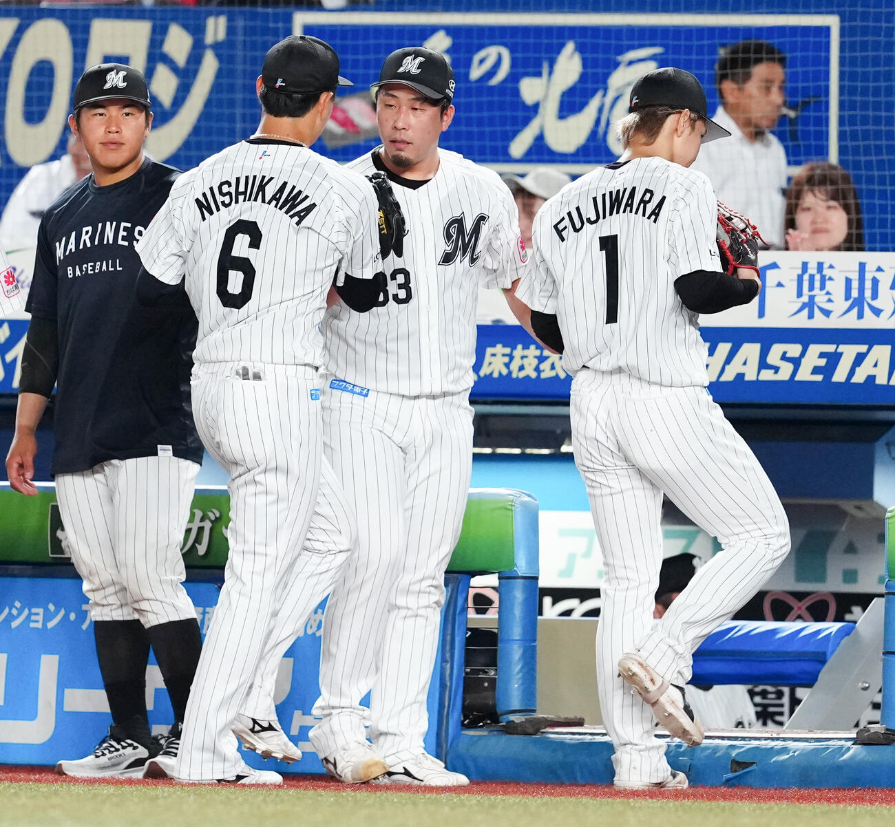 ロッテ対ソフトバンク　8回表を終え、藤原恭大（右）、西川史礁（左から2人目）を迎えるロッテ八木彬（撮影・鈴木みどり）
