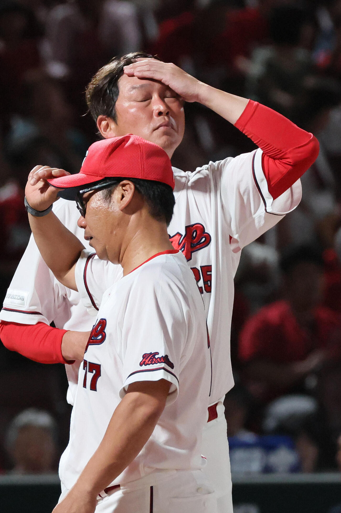 広島対DeNA　敗れた広島新井貴浩監督。手前は藤井彰人ヘッドコーチ（撮影・加藤孝規）