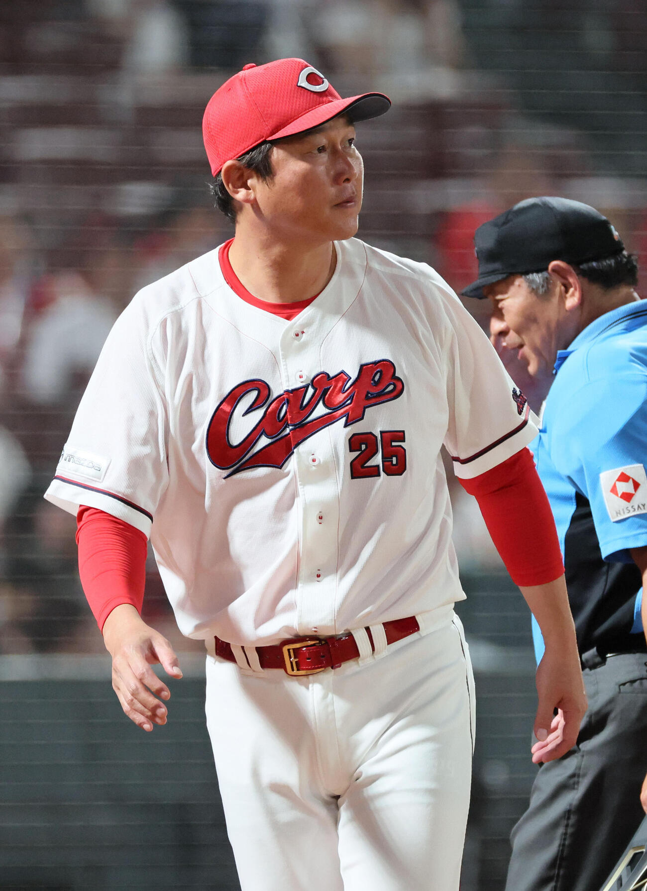 広島対DeNA 8回裏終了時、交代を告げる広島新井貴浩監督（撮影・加藤孝規）
