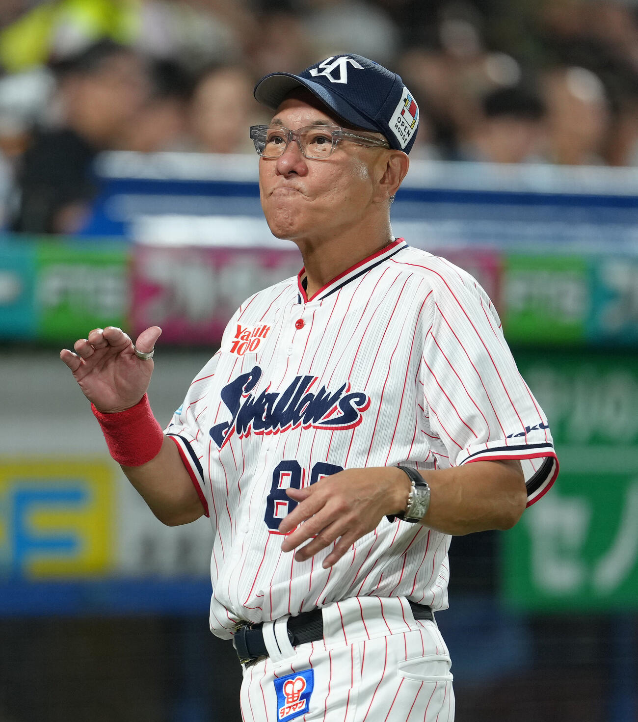 ヤクルト対巨人　選手交代を告げるヤクルト池山隆寛監督（撮影・足立雅史）
