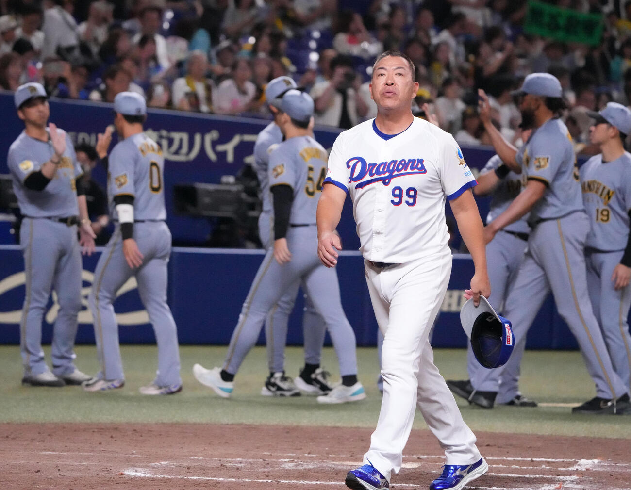 中日対阪神　試合終了、井上一樹監督（手前）はスタンドの観客にあいさつをする（撮影・森本幸一）