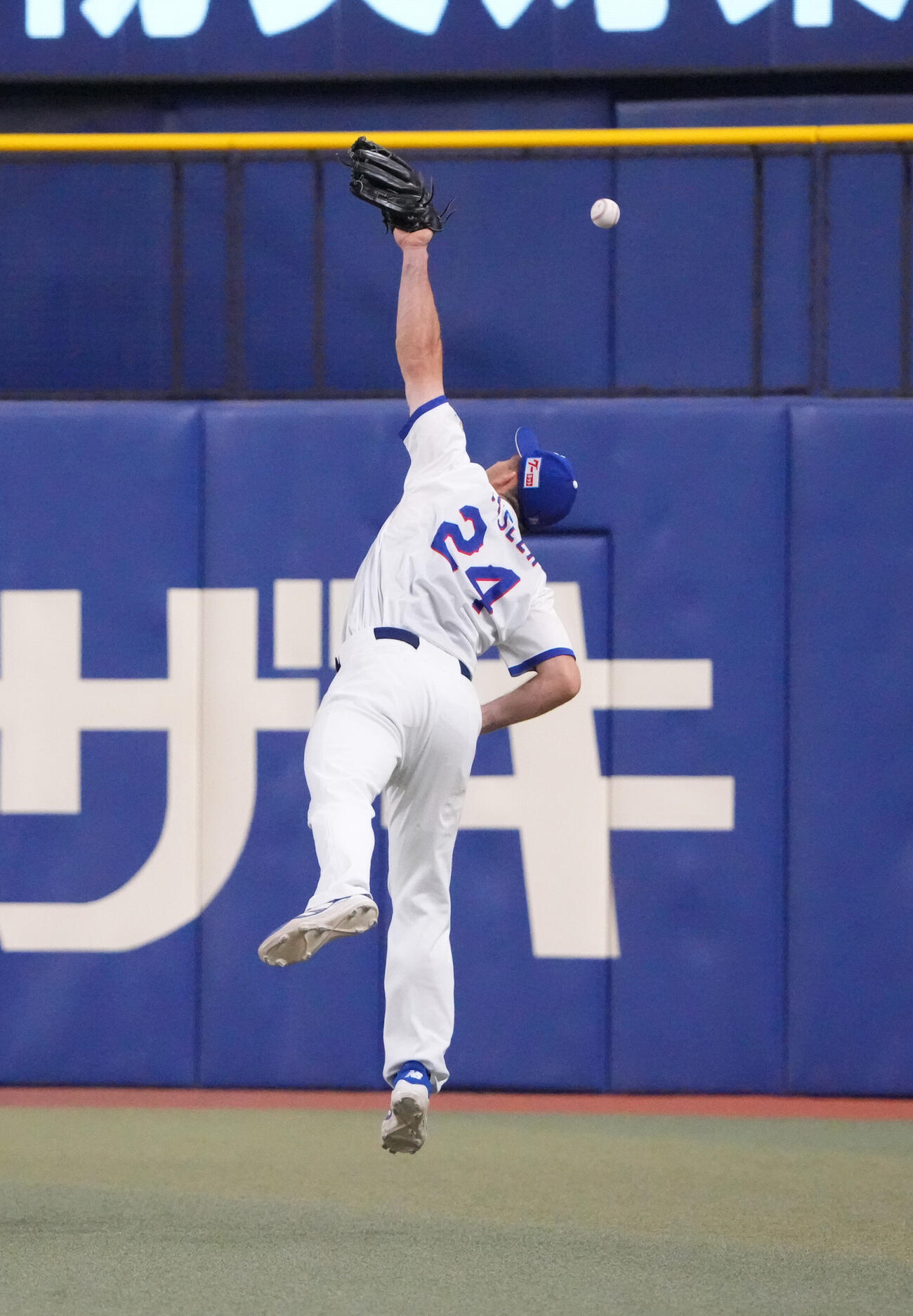 中日対阪神　6回表阪神無死一塁、佐藤輝明の打球を後逸するジェイソン・ボスラー（撮影・森本幸一）