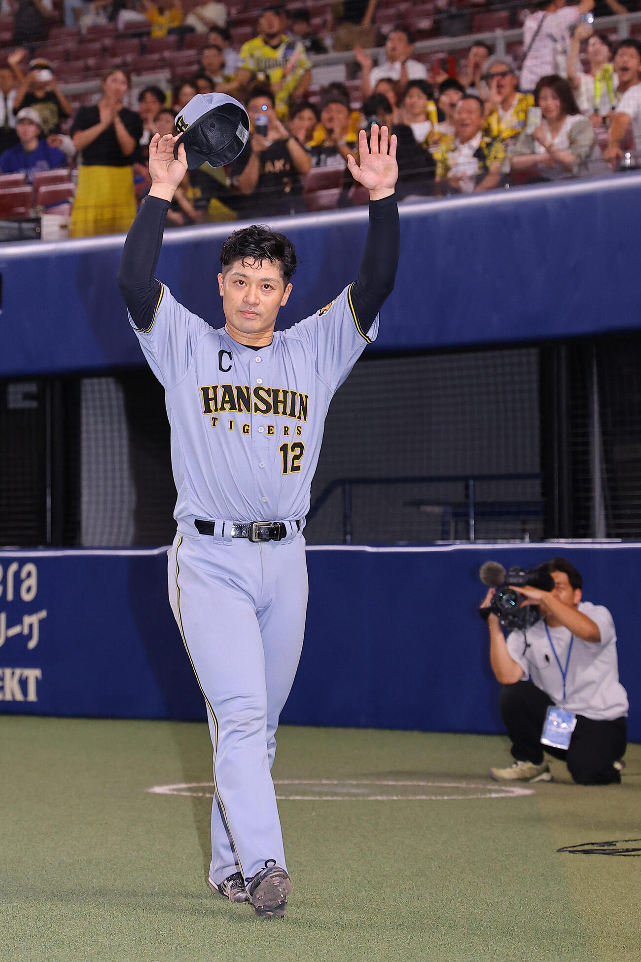 中日対阪神　ヒーローインタビューを終えた坂本誠志郎はファンの歓声に応える（撮影・上田博志）