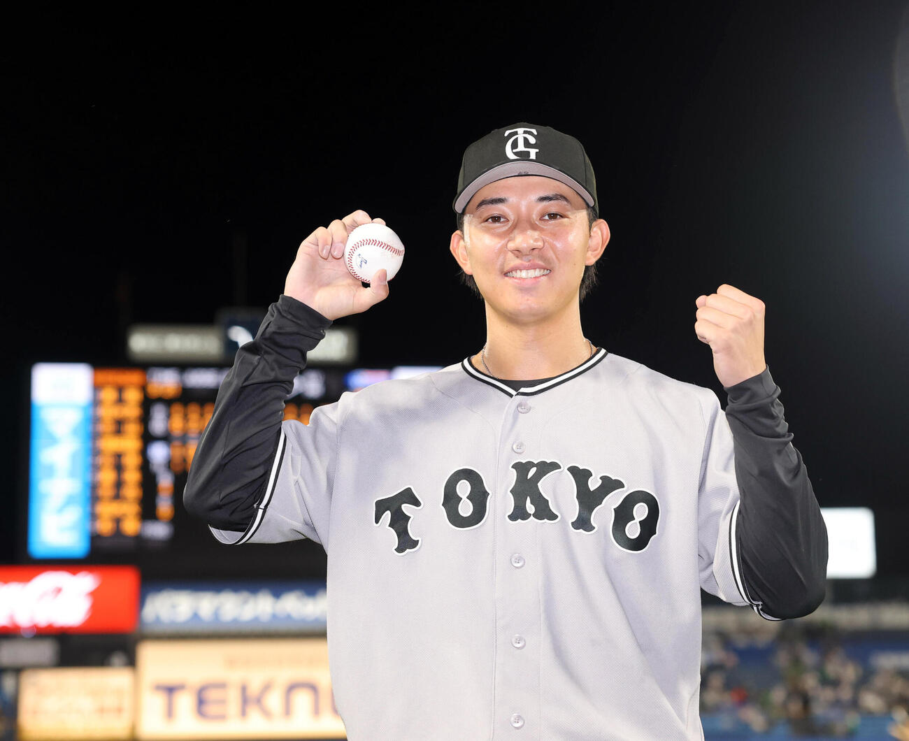 ヤクルト対巨人　プロ初安打の記念ボールを手に笑顔でガッツポーズする巨人鈴木大和（撮影・浅見桂子）