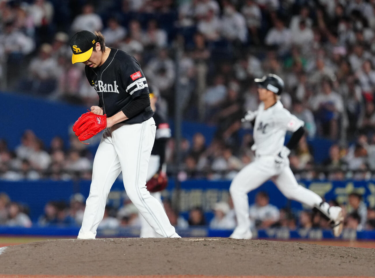 ロッテ対ソフトバンク　ロッテに勝利しガッツポーズするソフトバンク杉山一樹（撮影・鈴木みどり）
