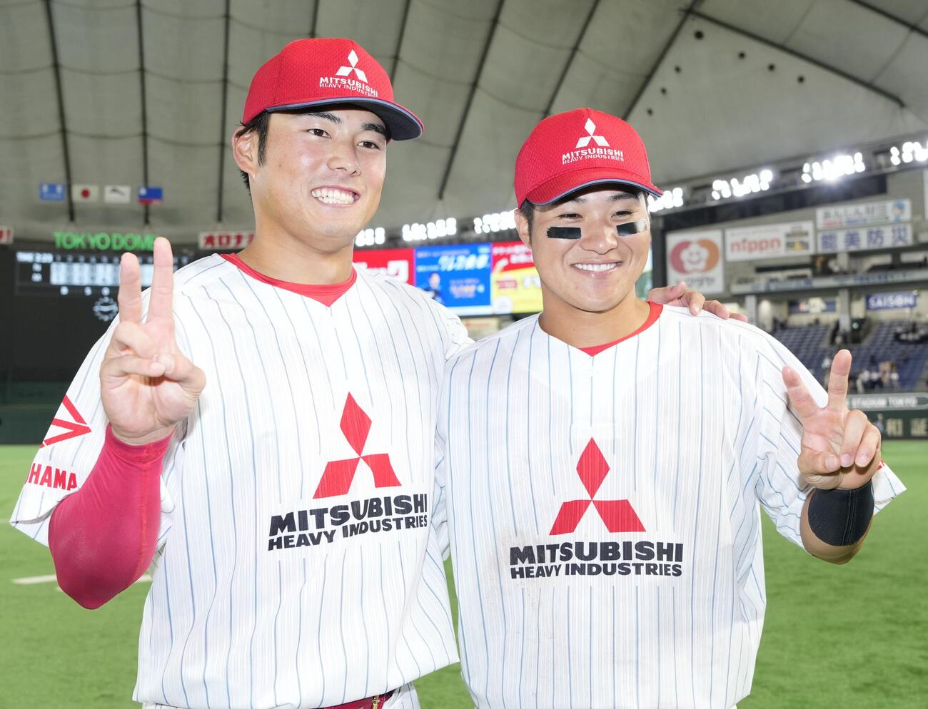 日本製鉄瀬戸内対三菱重工East　日本製鉄瀬戸内に勝利し写真に納まる三菱重工East・飯山志夢（左）と松浦佑星（撮影・小島史椰）