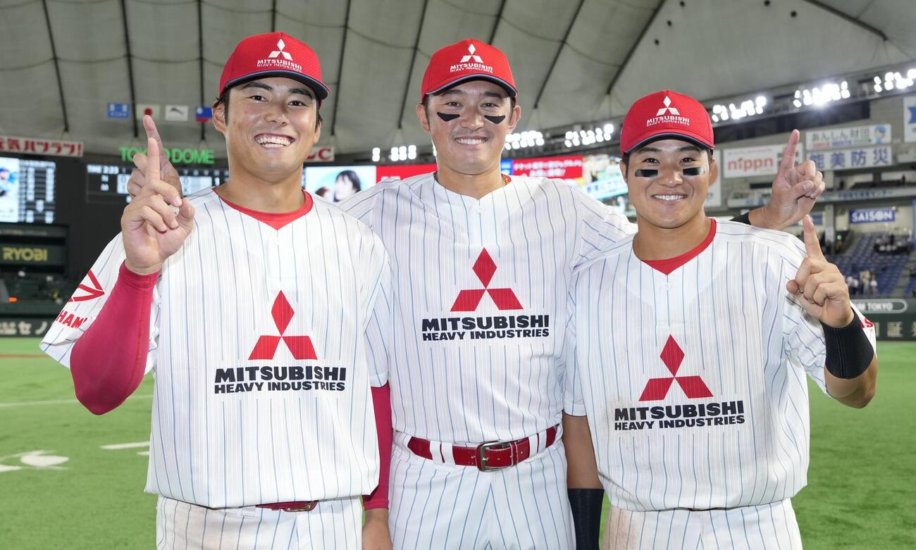 日本製鉄瀬戸内対三菱重工East　日本製鉄瀬戸内に勝利し写真に納まる、左から三菱重工East・飯山志夢、武田健吾、松浦佑星（撮影・小島史椰）