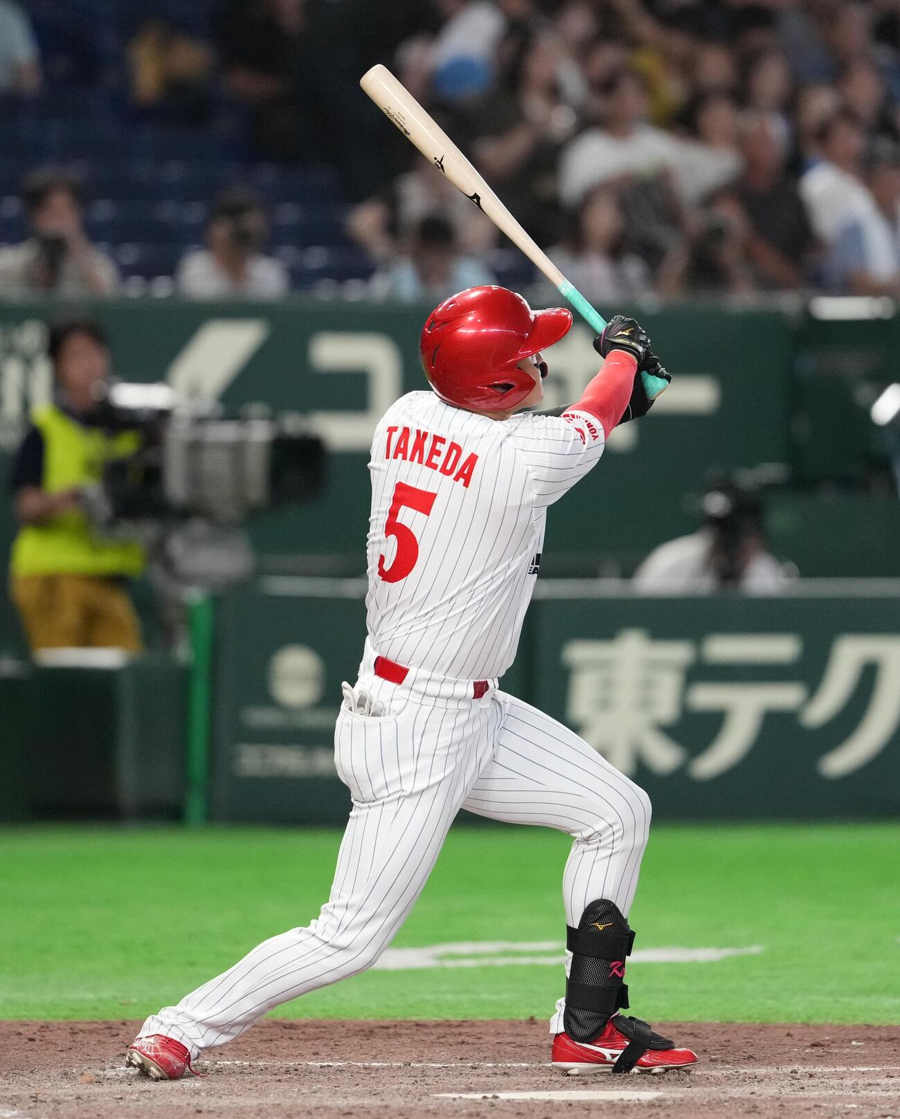 日本製鉄瀬戸内対三菱重工East 5回裏三菱重工East1死三塁、2点本塁打を放つ武田健吾（撮影・小島史椰）