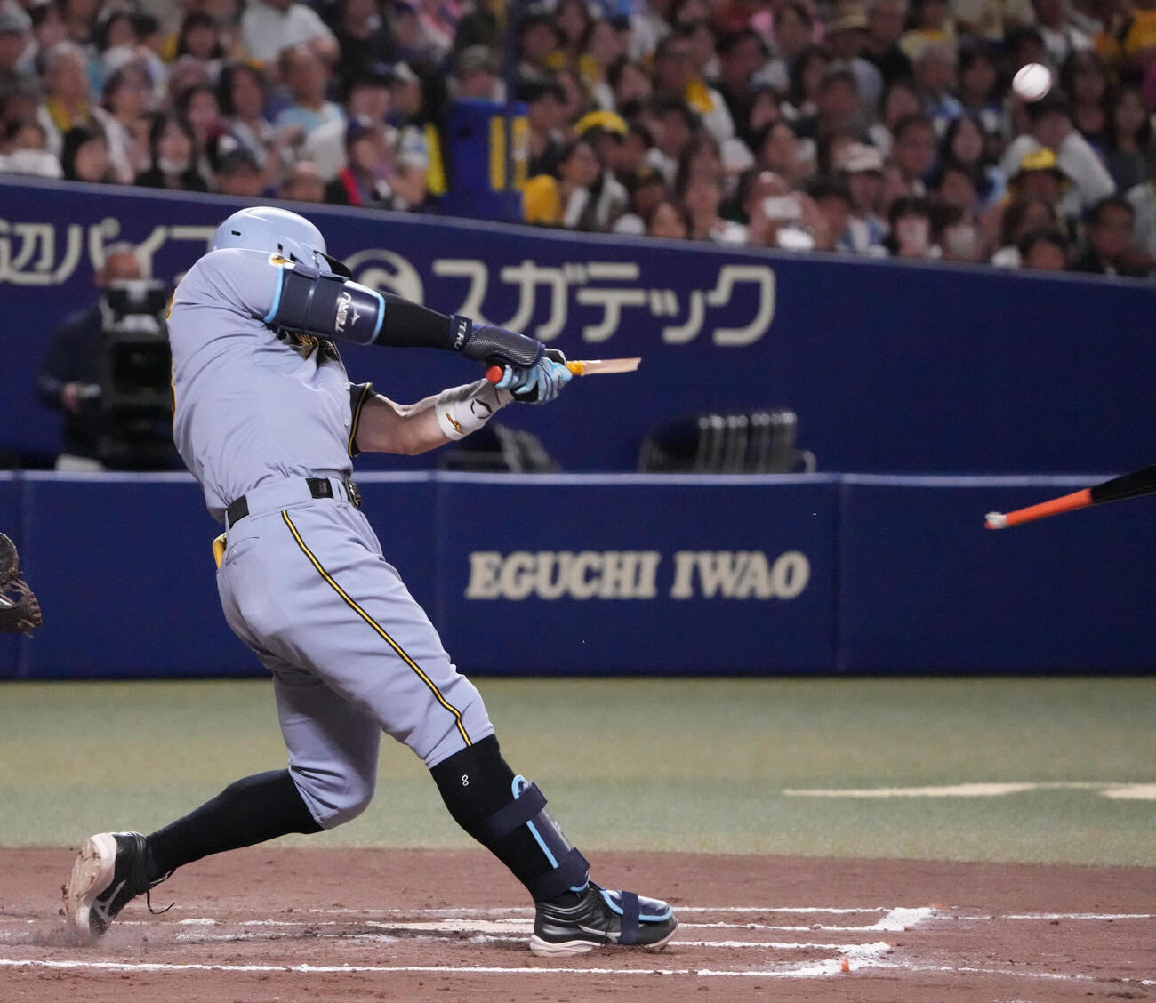 中日対阪神　7回表阪神2死満塁、遊飛に倒れる佐藤輝明（撮影・森本幸一）