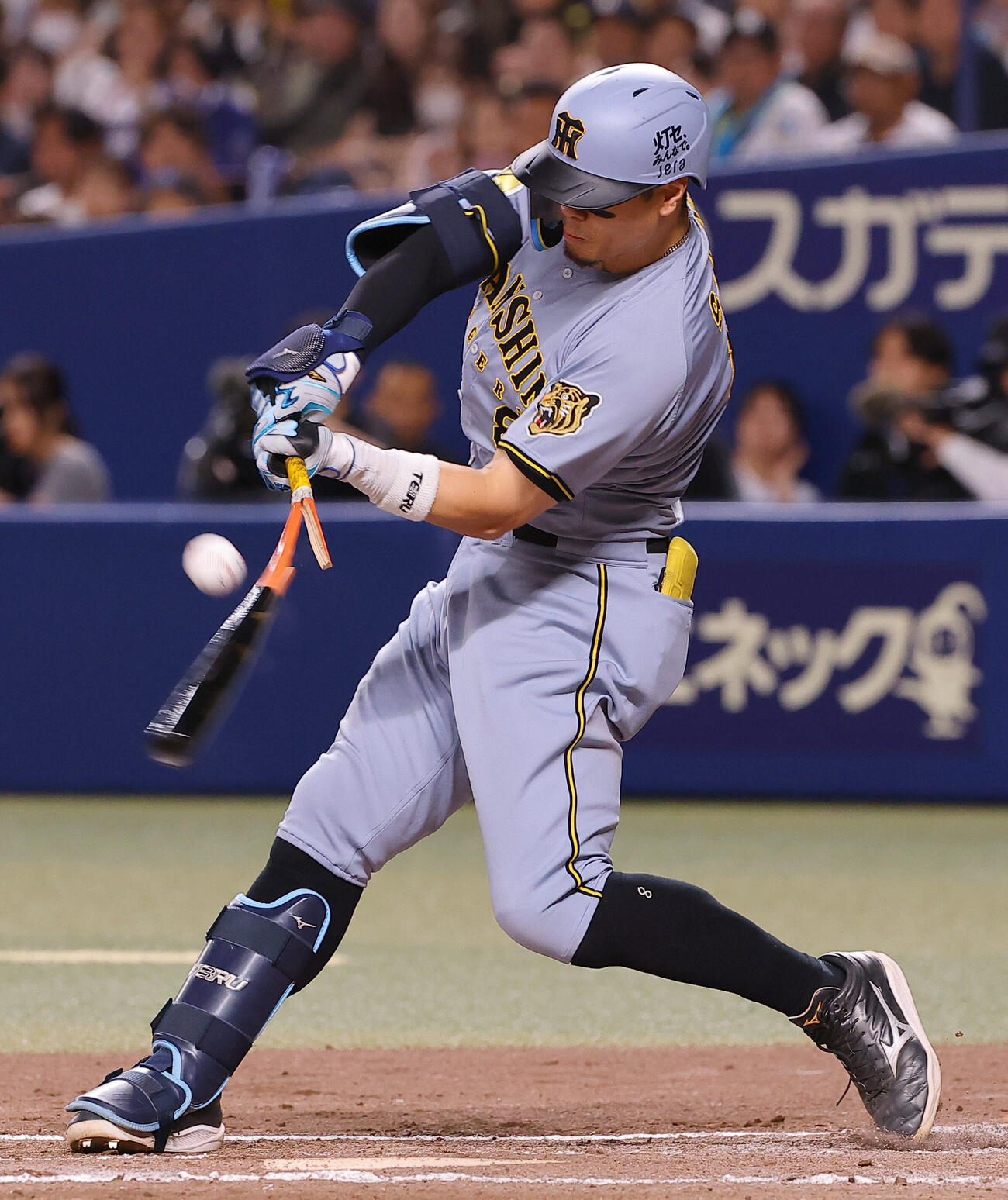 中日対阪神　7回表阪神2死満塁、佐藤輝明はバットを折られ遊飛に倒れる（撮影・上田博志）
