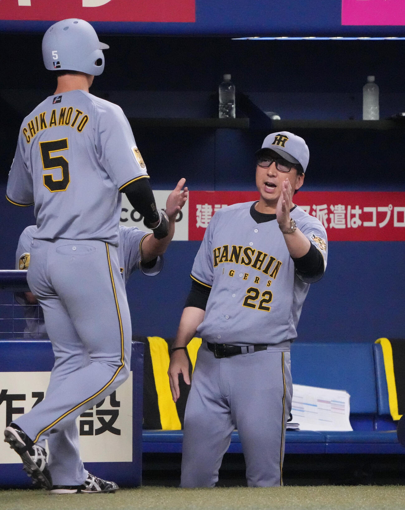 中日対阪神　1回表阪神一、二塁、藤川球児監督（右）は佐藤輝明の適時打で生還した近本光司を迎える（撮影・森本幸一）