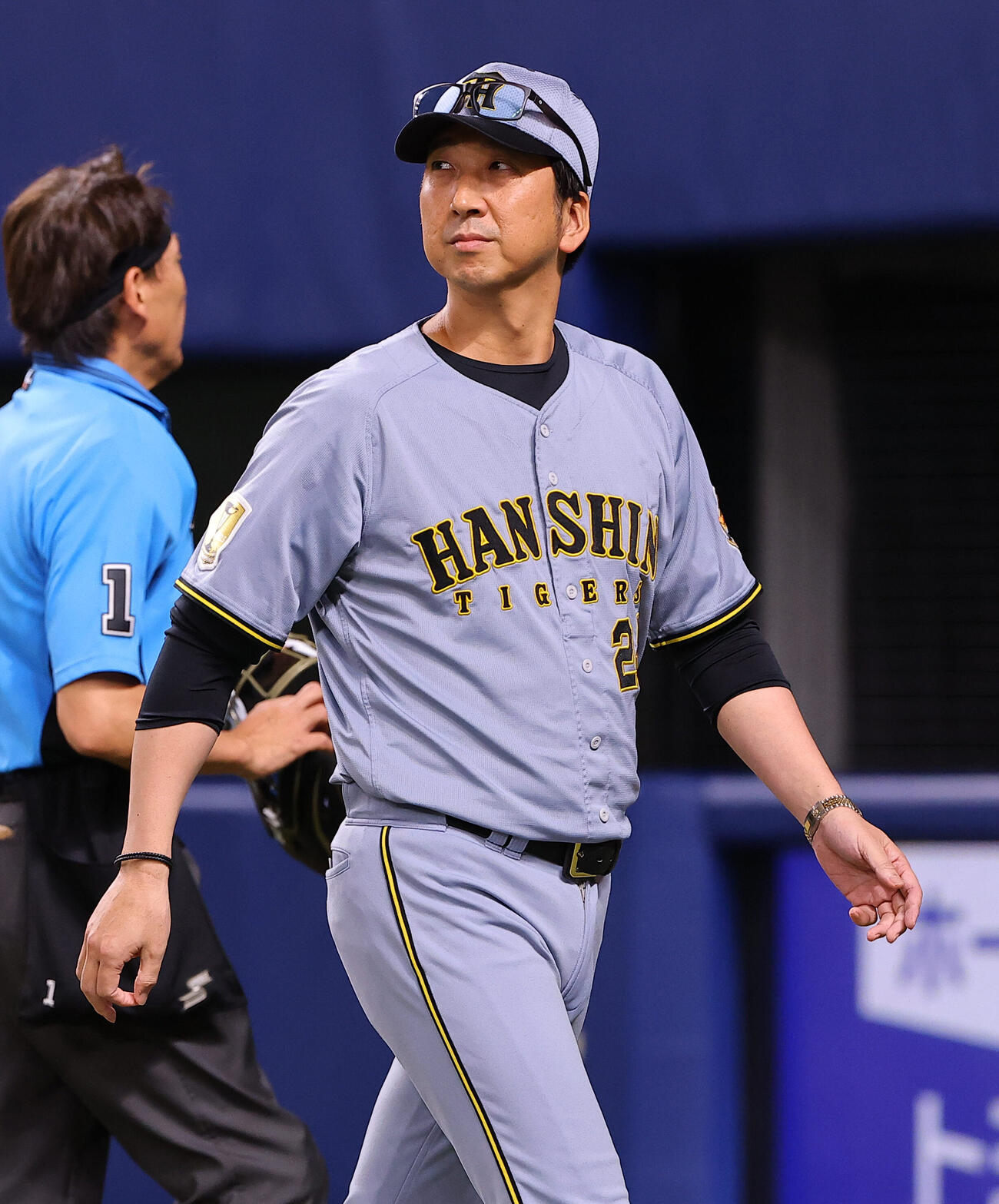 中日対阪神　選手交代を告げる藤川球児監督（撮影・上田博志）