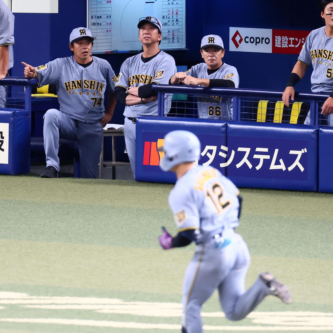 中日対阪神　8回表阪神1死一塁、坂本誠志郎が左越え逆転2点本塁打を放ちベンチからグラウンドを見る藤川球児監督（撮影・加藤哉）