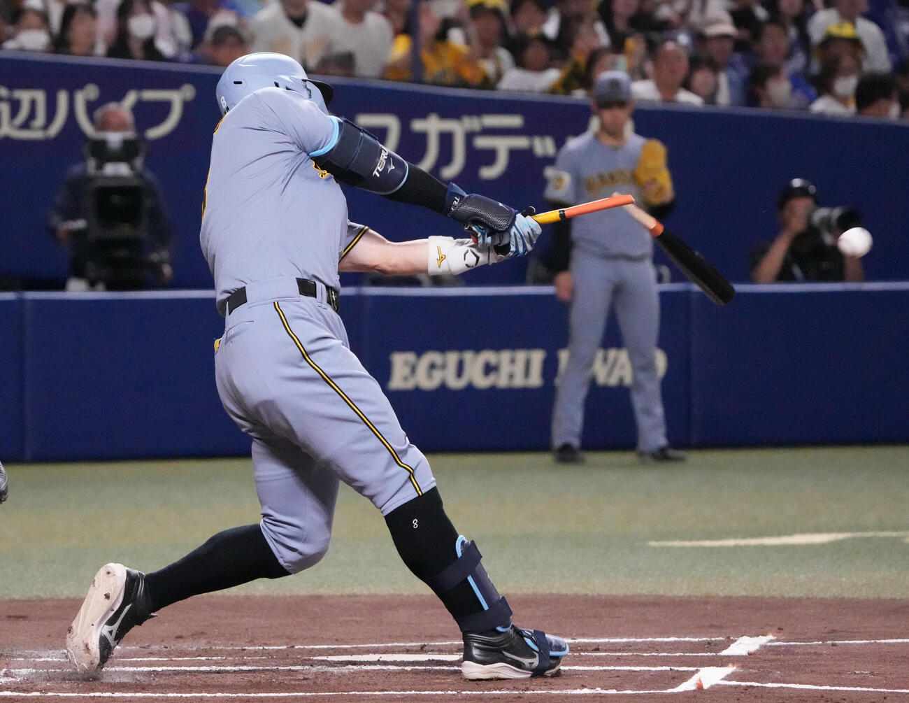 中日対阪神　1回表阪神一、二塁、適時打を放つ佐藤輝明（撮影・森本幸一）