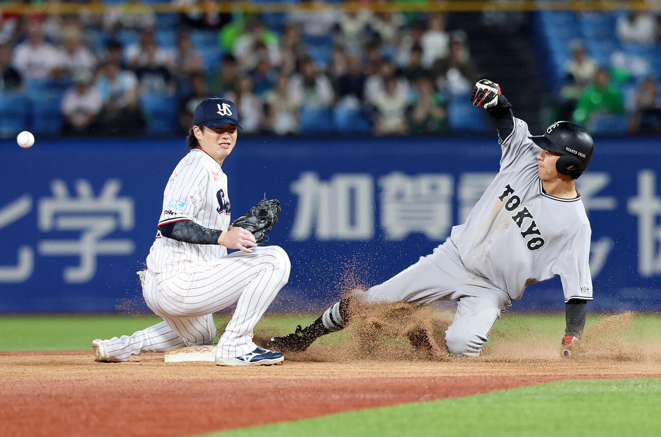 ヤクルト対巨人　1回表巨人1死一塁、鈴木大和は二塁盗塁を決める（撮影・浅見桂子）